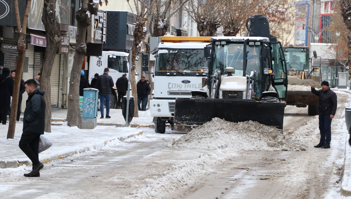 Van'da kar yağışı: 255 yerleşim yeri ulaşıma kapandı Van'da kar yağışı: 255 yerleşim yeri ulaşıma kapandı
