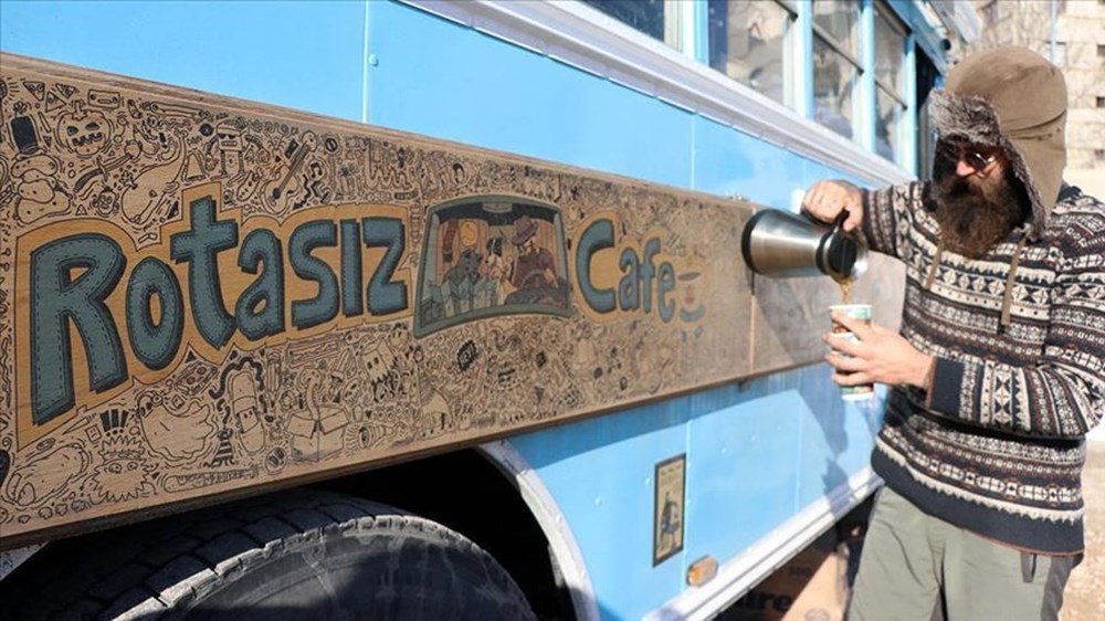 Hem geziyor hem para kazanıyor: Karavanını kahve dükkanı yaptı - 11