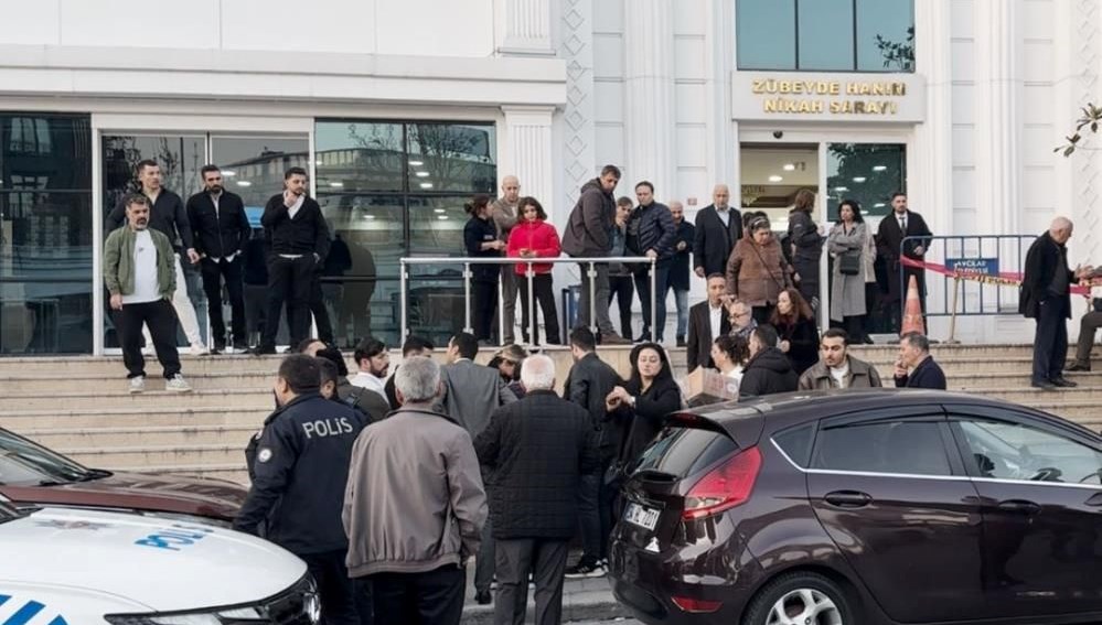 Nikah salonu kapısında gelin ve damada kurşun yağmuru