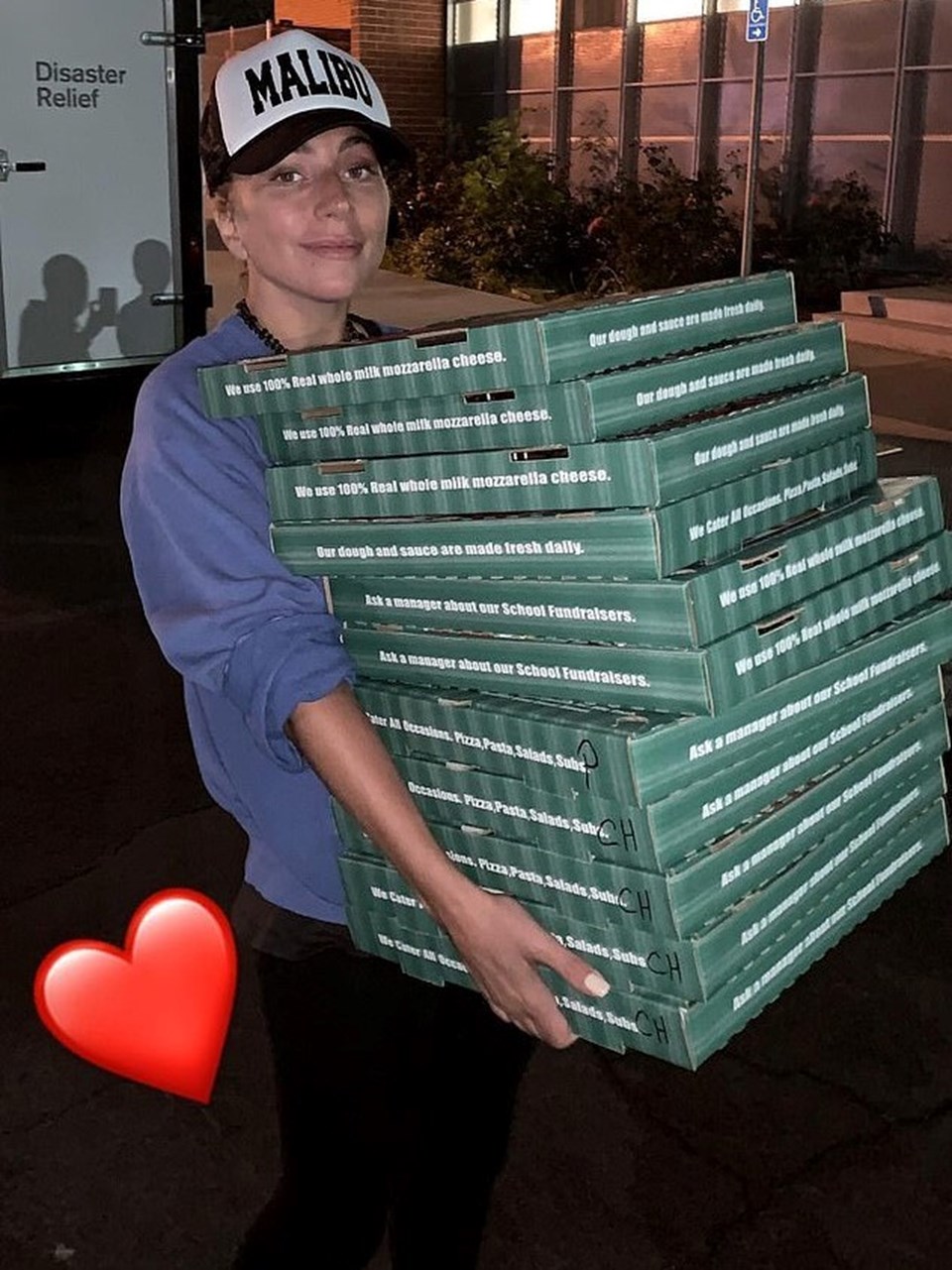 Lady Gaga yardım görevlilerine pizza dağıttı - 1