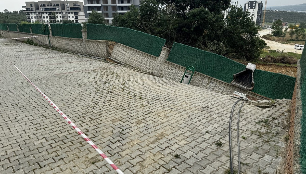 Temel kazısında otopark duvarı çöktü Temel kazısında otopark duvarı çöktü