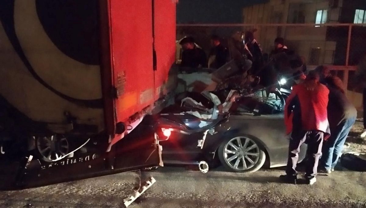 Mersin'de otomobil TIR'a ok gibi saplandı: 1 ölü, 3 yaralı