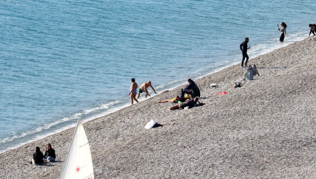 Antalya'da ocak ayı ortasında denize girdiler