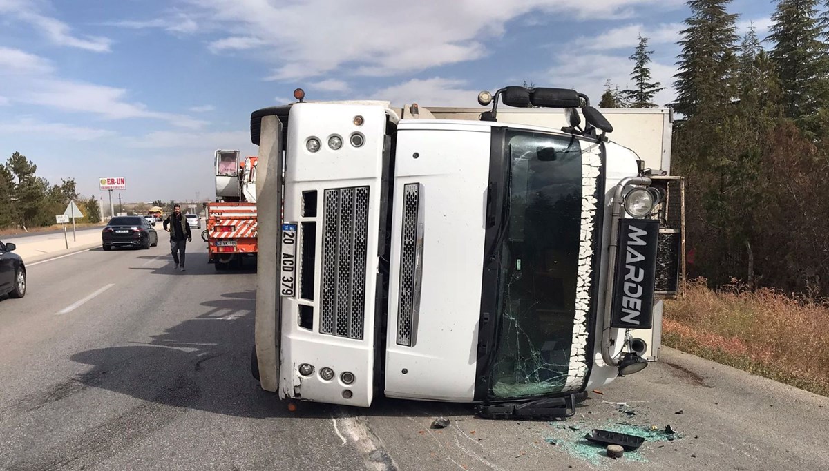 Yağ yüklü kamyon devrildi: 1 yaralı