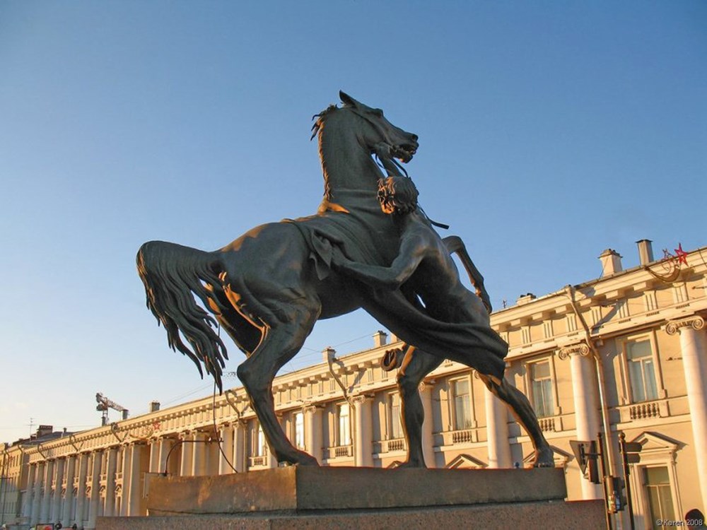 Кони памятник в санкт петербурге. Кони Аничкова моста в Санкт-Петербурге. Клодт Аничков мост. Памятник Аничков мост в Санкт Петербурге. Аничков мост кони Клодта.