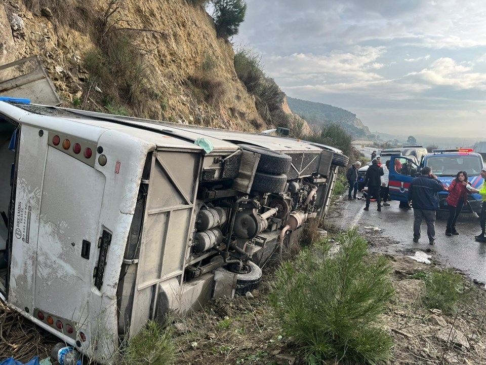 Aydın'da tur minibüsü devrildi: 23 yaralı - 1