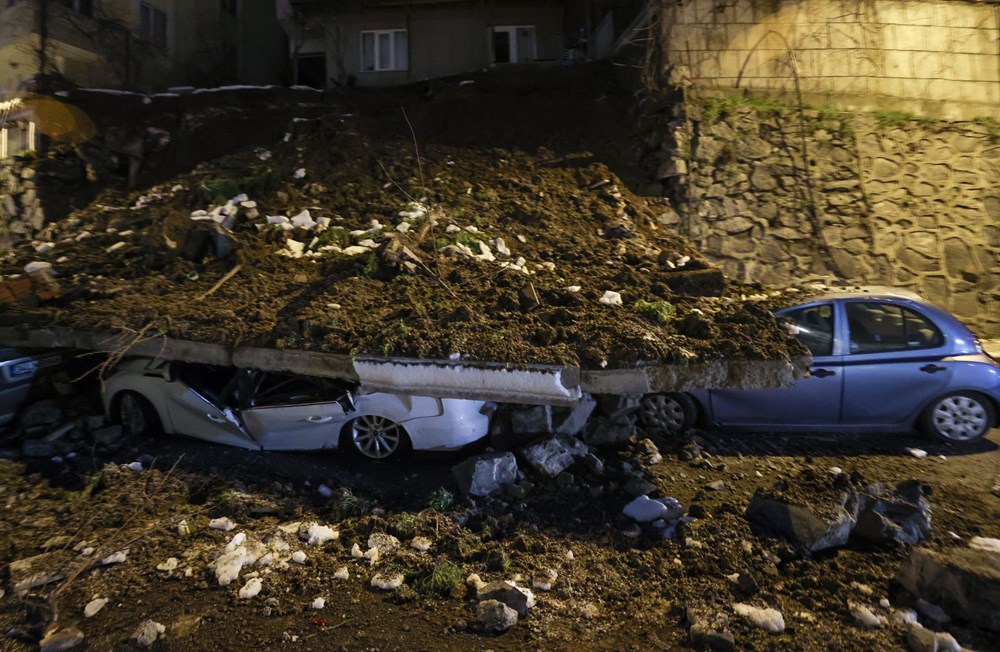 Kağıthane'de istinat duvarı &ccedil;&ouml;kt&uuml;, 4 ara&ccedil; altında kaldı - 6