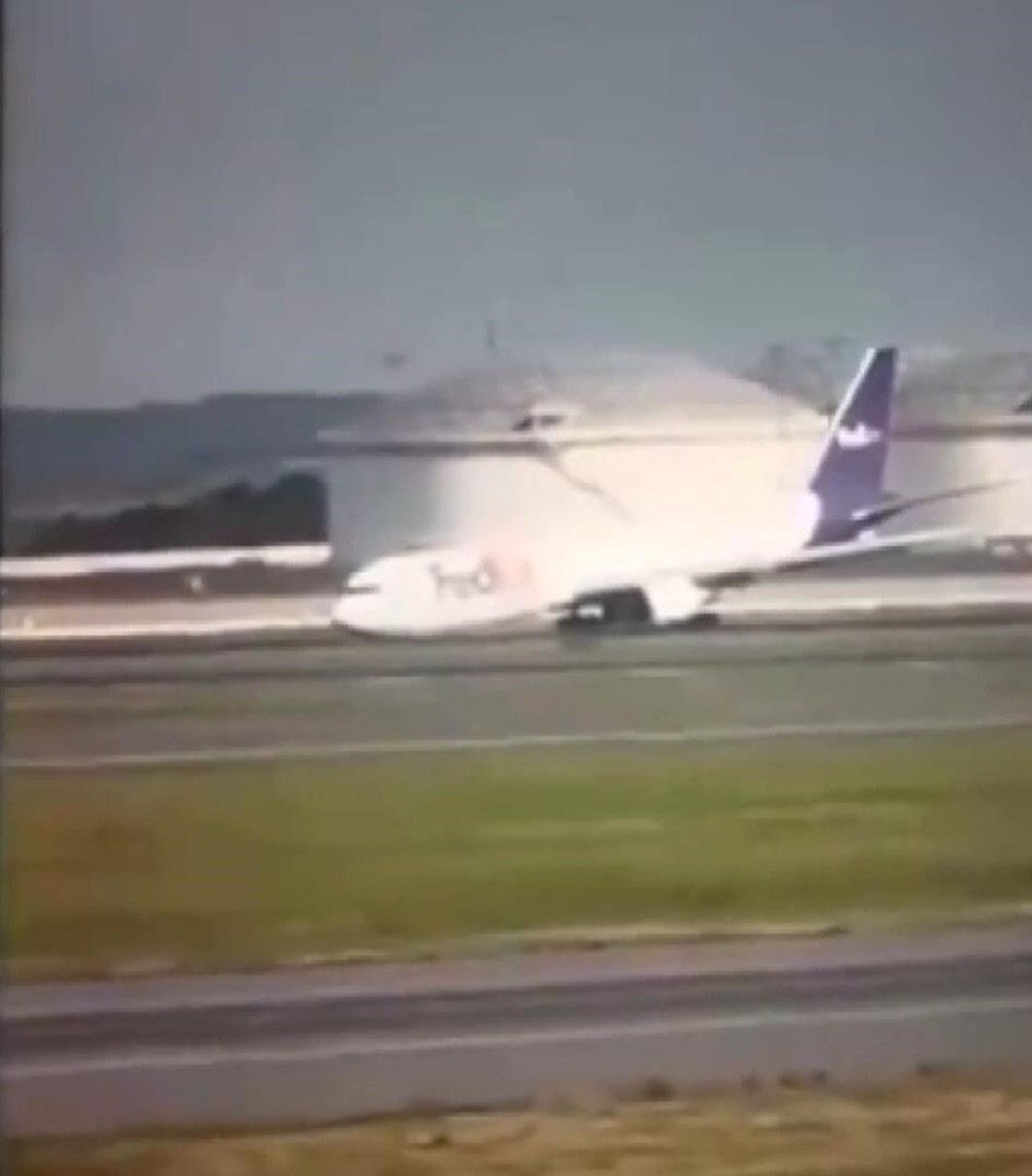 İstanbul Havalimanı'nda hareketli anlar: İniş takımları açılmayan uçak gövde üzeri iniş yaptı - 7