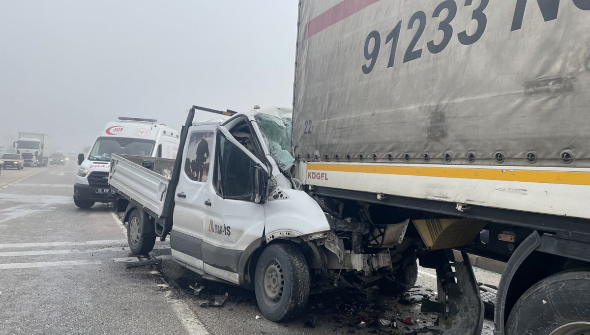 Yoğun sis 4 ayrı kazaya neden oldu: 5 yaralı