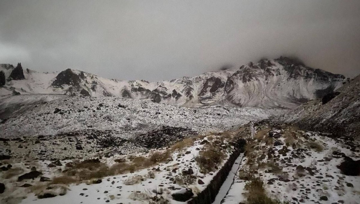 Erciyes Dağı’na mevsimin ilk karı düştü