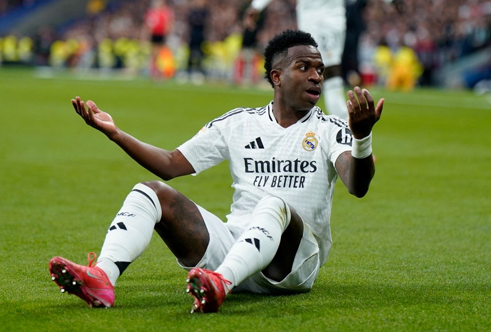 Irkçı saldırıların hedefindeki Vinicius Jr'a futbol tarihine geçecek teklif - 4