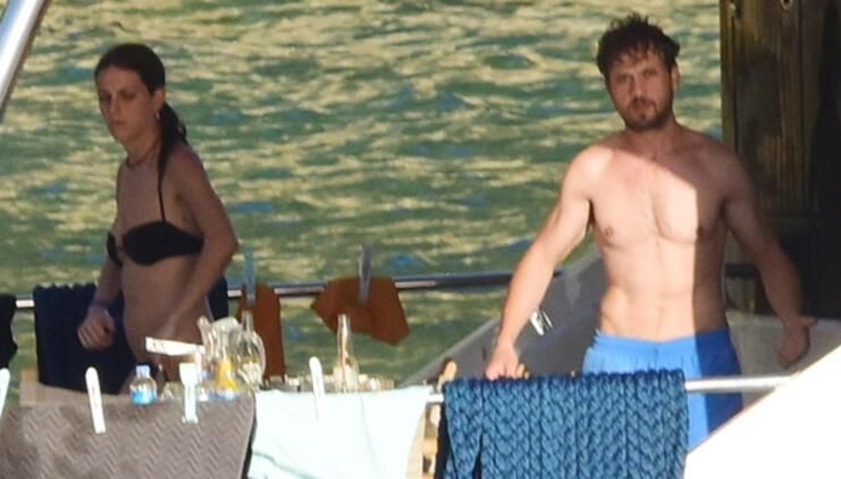 Aras Bulut İynemli ve Bige Önal tatilde: Teknede dans