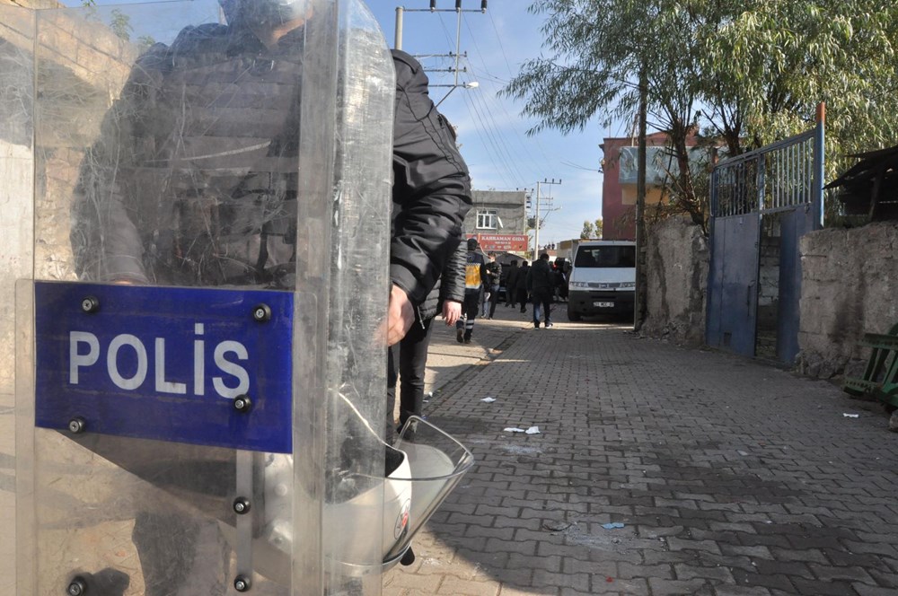 Diyarbakır'da kısıtlama gününde ortalık savaş alanına döndü: 20 yaralı - 13