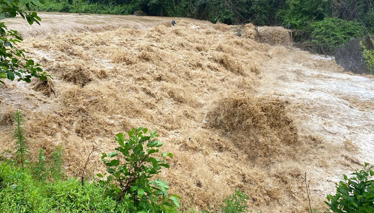 Rize'de sağanak: Derelerin su seviyesi yükseldi