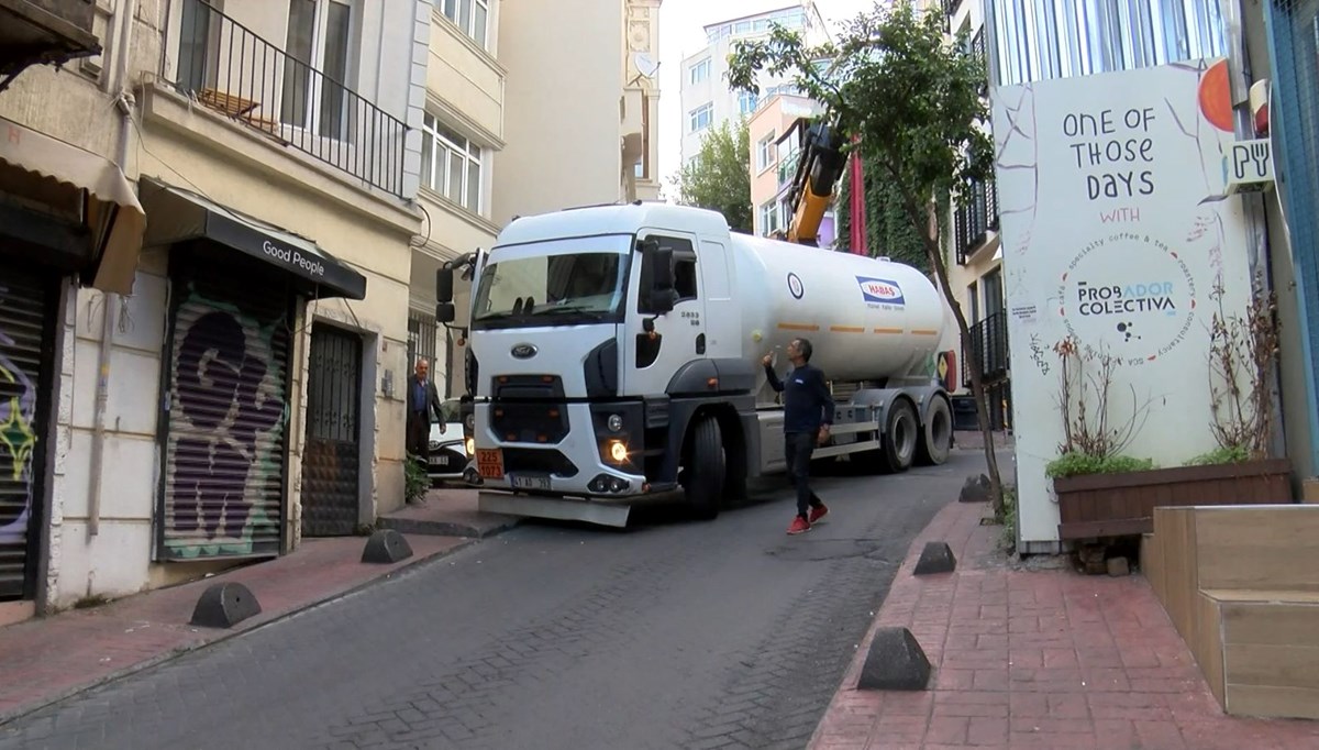 Beyoğlu'nda virajı alamayan TIR yolu kapattı