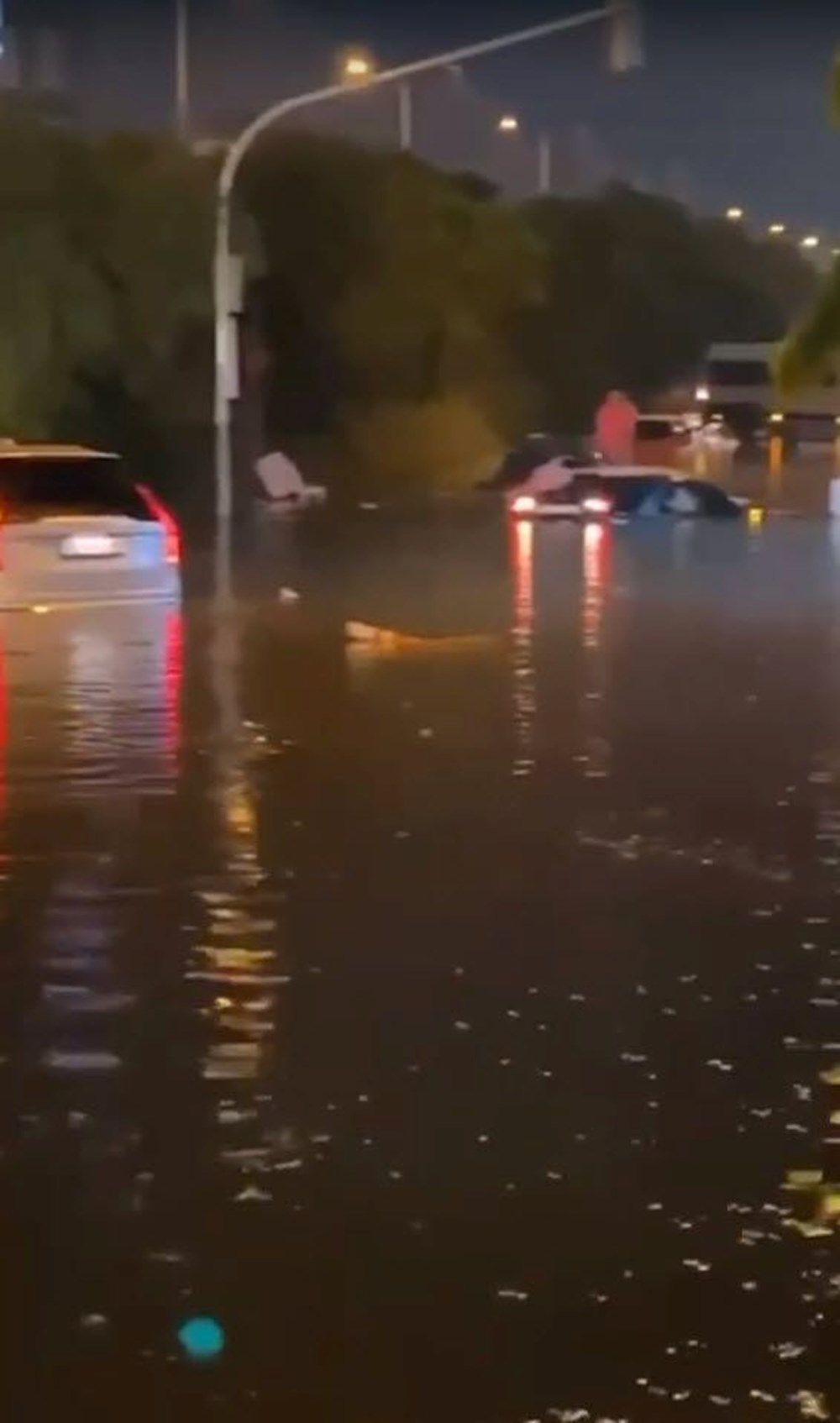 Sağanak yağış birçok ilde hayatı felç etti: Cadde ve sokaklar göle döndü, hastaneyi su bastı - 27