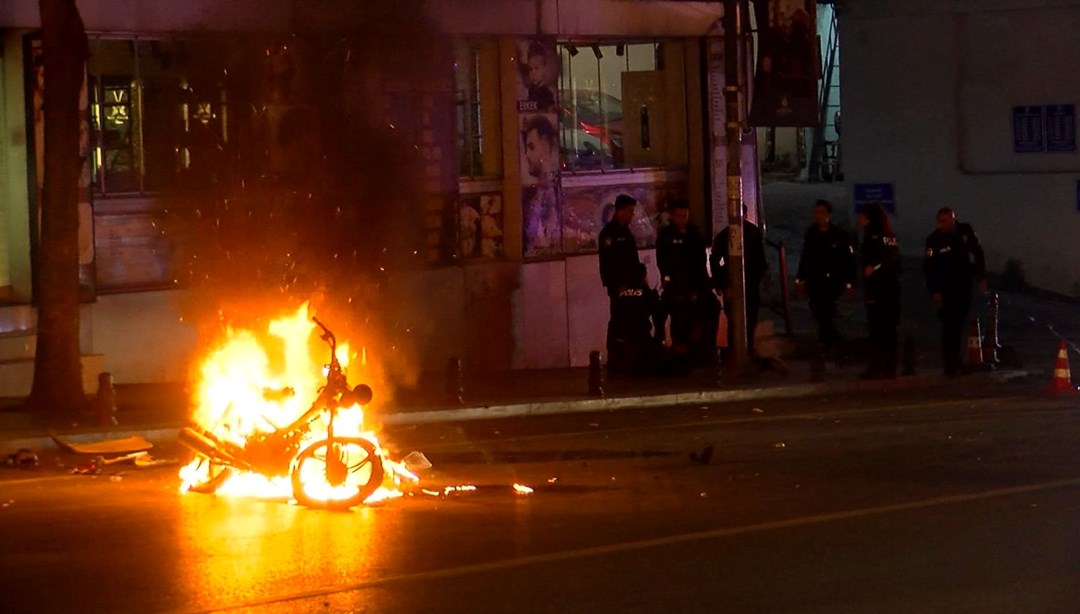 Polis denetiminde sinir krizi geçiren sürücü motosikletini ateşe verdi