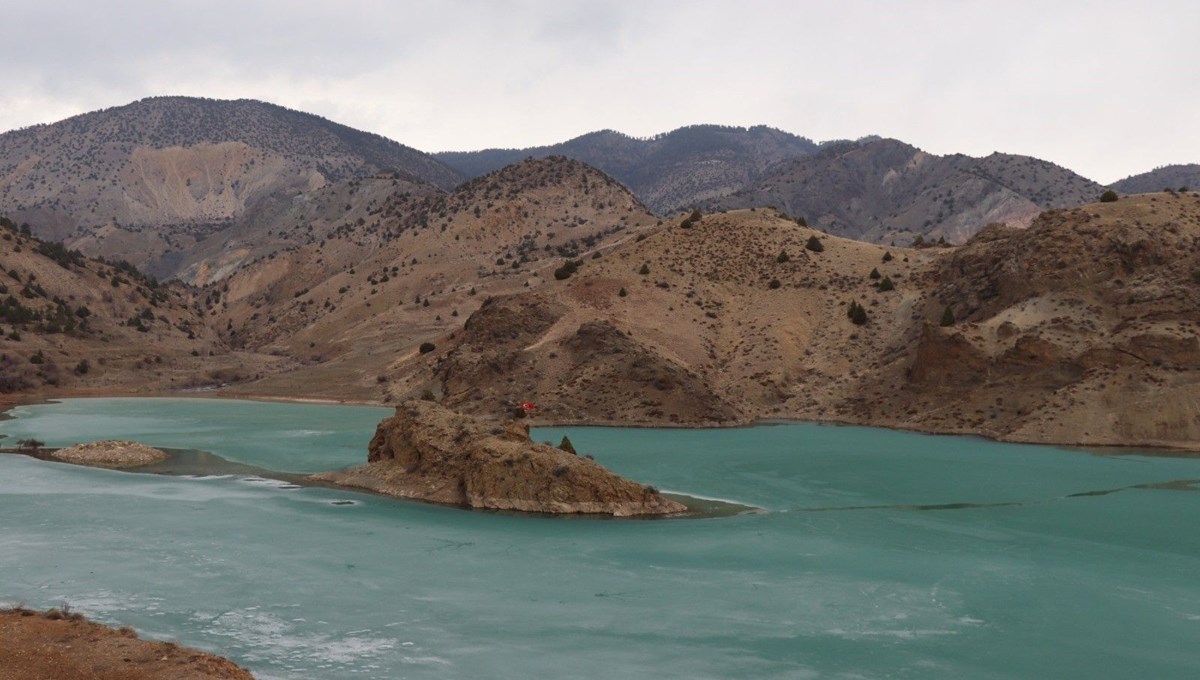 Erzurum'daki Turkuaz Göleti  kendine hayran bırakıyor