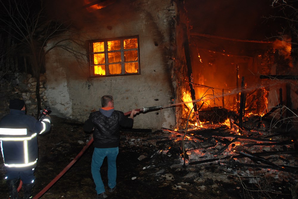 Antalya�da 300 yıllık ahşap düğmeli ev yandı NTV