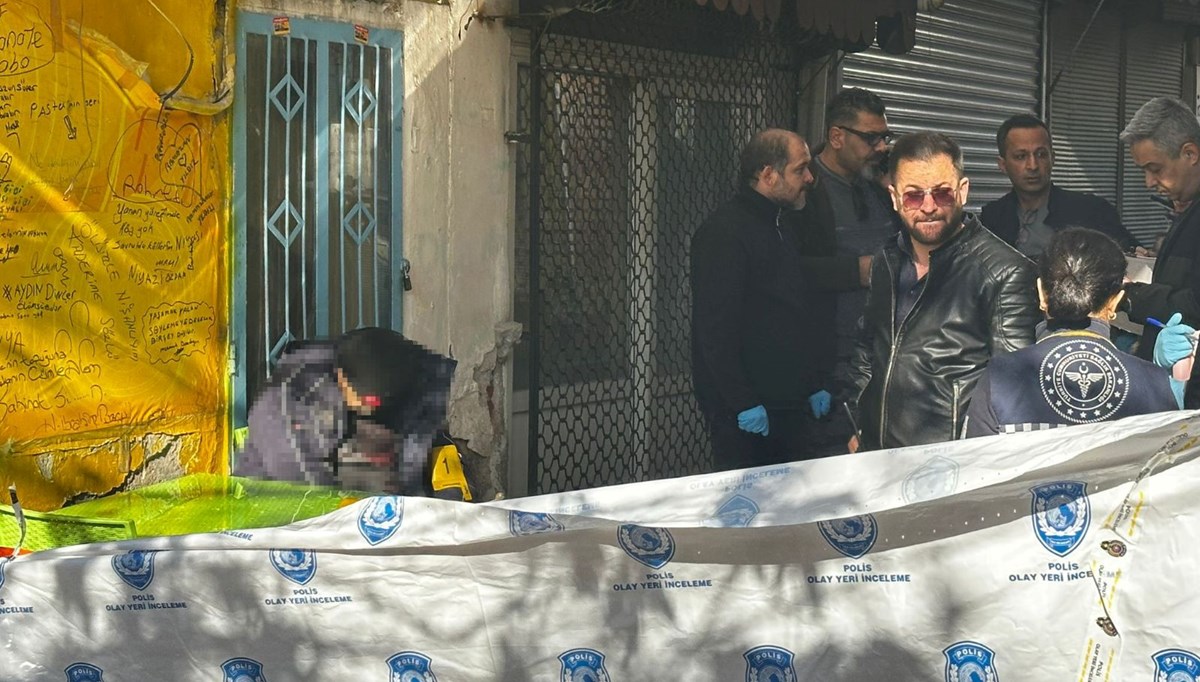 Bıçaklanan kişi sandalyede oturur halde ölü bulundu