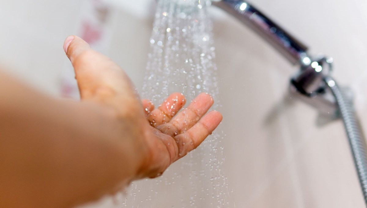 Duşta yapılan en büyük hata! Meğer bakteri saçıyormuş