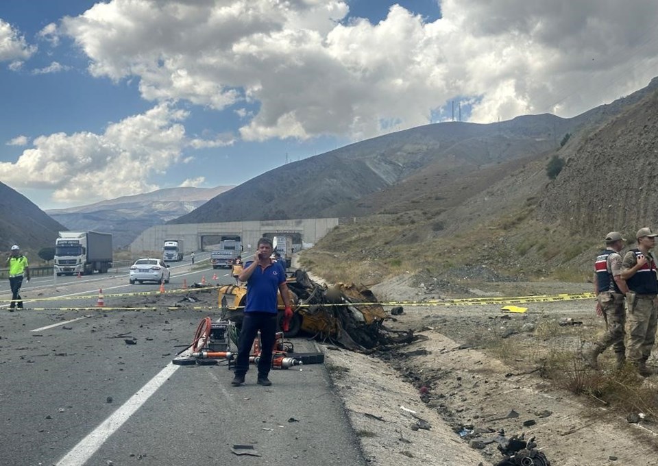 4 kişinin can verdiği kazanın nedeni patlayan TIR lastiği çıktı - 1