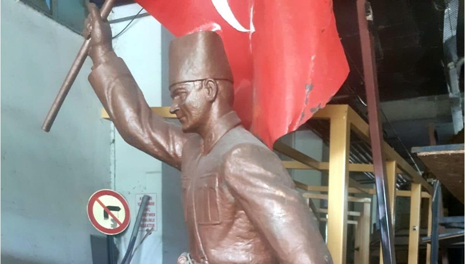 18 yıl önce yaptığı Atatürk heykeli, bahçesinden çalındı