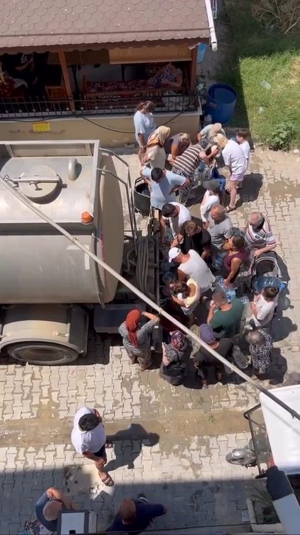 Görüntüler Tekirdağ'dan: Vatandaşlar ellerinde bidonlarla bekliyor, yazlıkçılar şehri terk ediyor - 4
