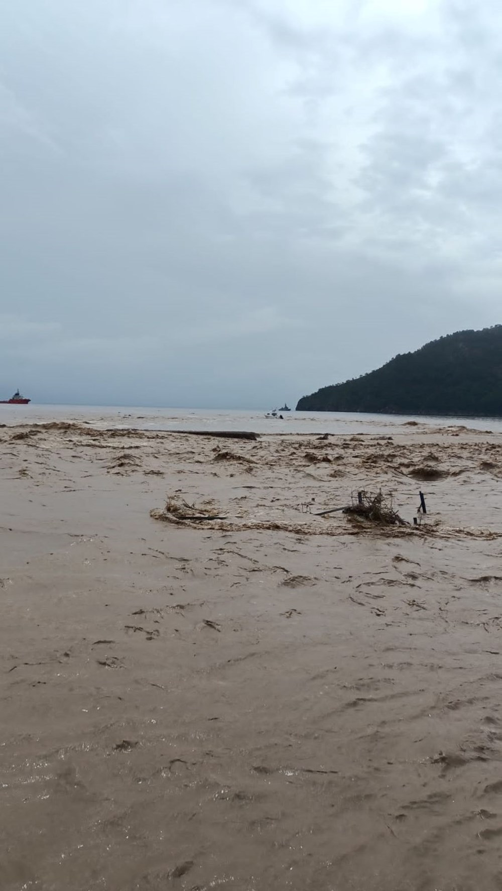 Antalya’da şiddetli yağmur hayatı felç etti:  Otomobil sel sularıyla sürüklendi - 6