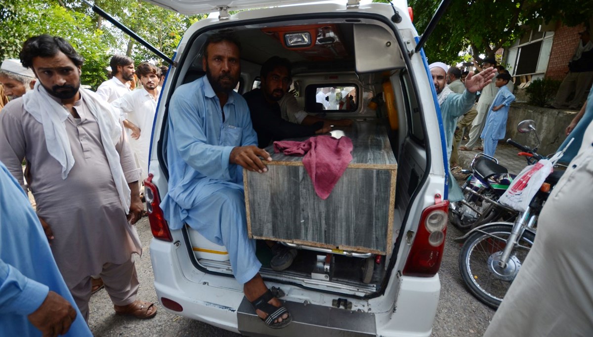 Pakistan'da düzenlenen bombalı saldırıda 3 kişi öldü, 7 kişi yaralandı Pakistan'da düzenlenen bombalı saldırıda 3 kişi öldü, 7 kişi yaralandı