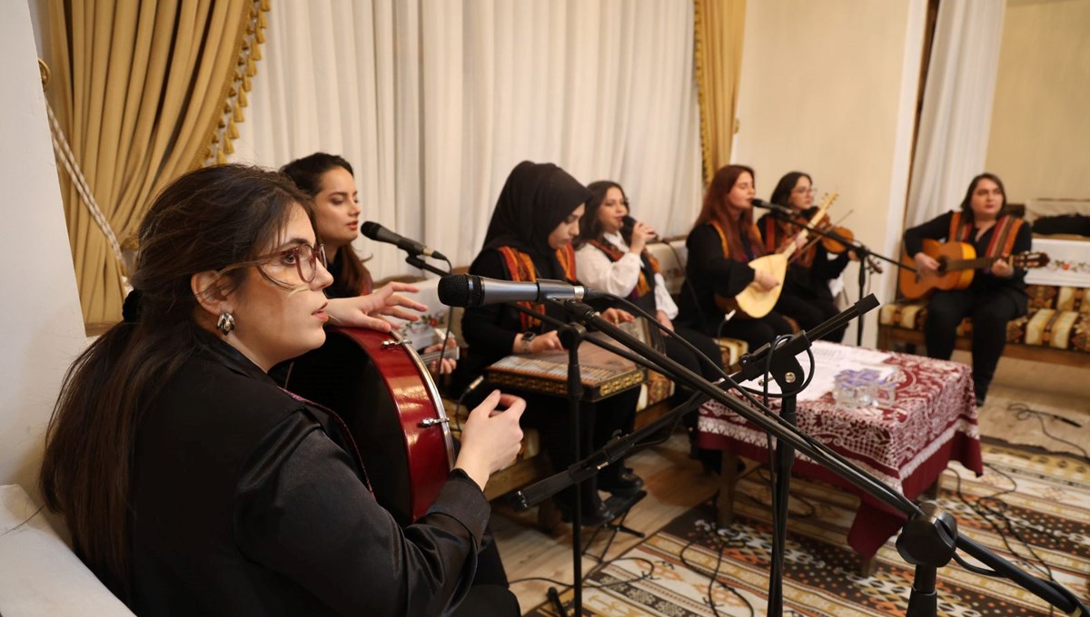 Kürsübaşı'na kadın eli değdi: İzleyenler hayran kaldı