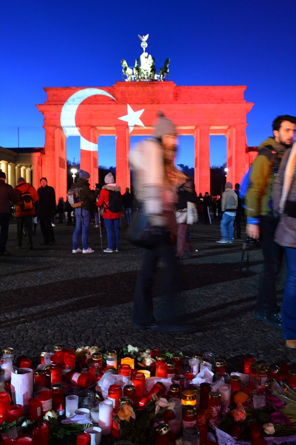 Tarihi Brandenburg Kapısı Türk bayrağının renklerine büründü - Son