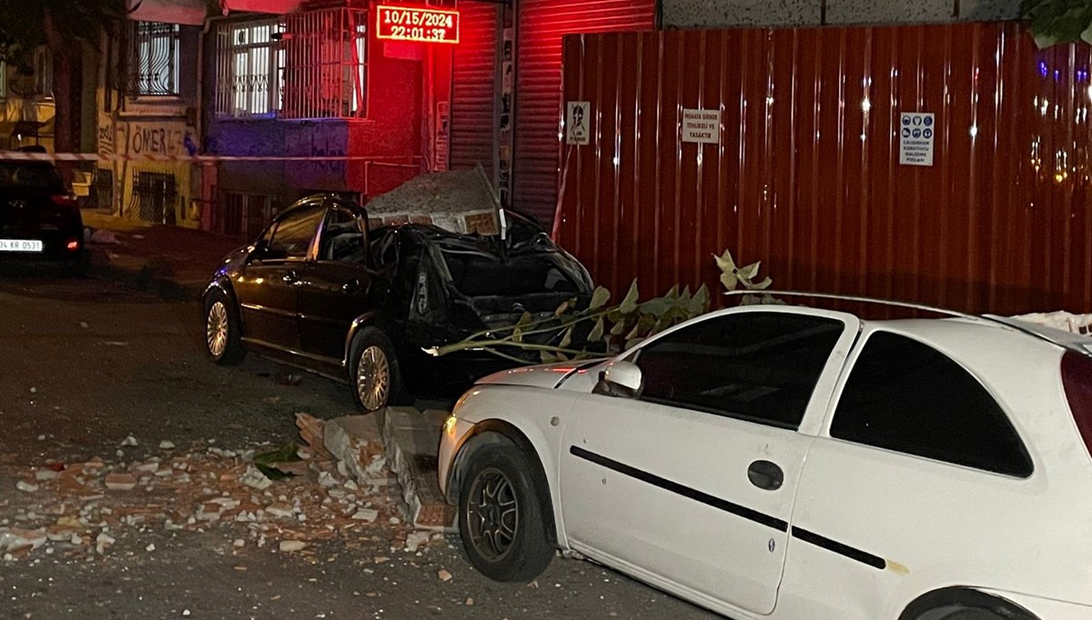 Esenler'de metruk binanın çatısı araçların üzerine çöktü Esenler'de metruk binanın çatısı araçların üzerine çöktü