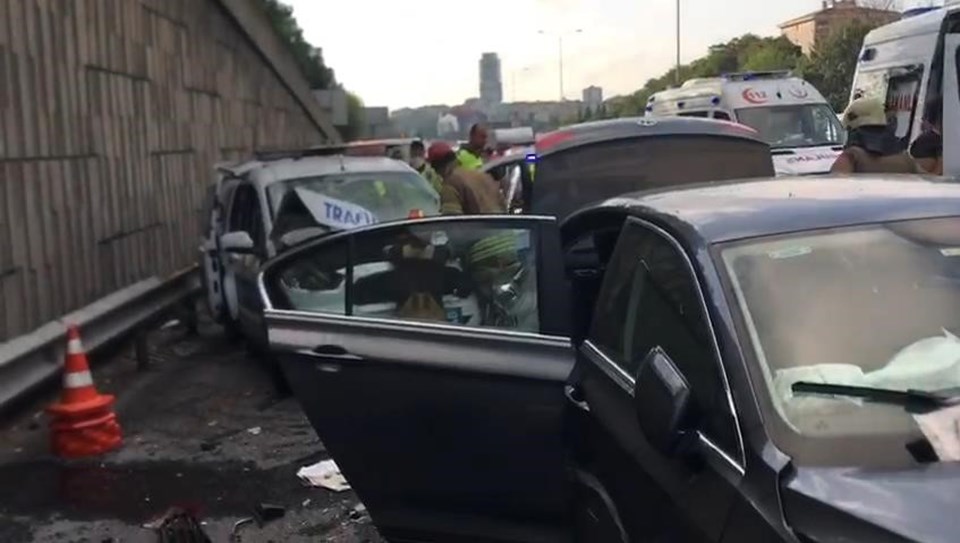 TEM Otoyolu'nda polis aracıyla otomobil çarpıştı: 2'si polis 3 yaralı - 1