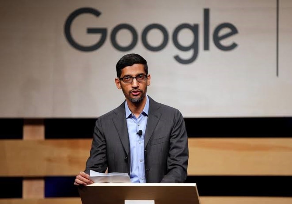 Google'ın CEO'su Sundar Pichai, Alphabet'in de CEO'su olarak ikilinin yerini alacak.