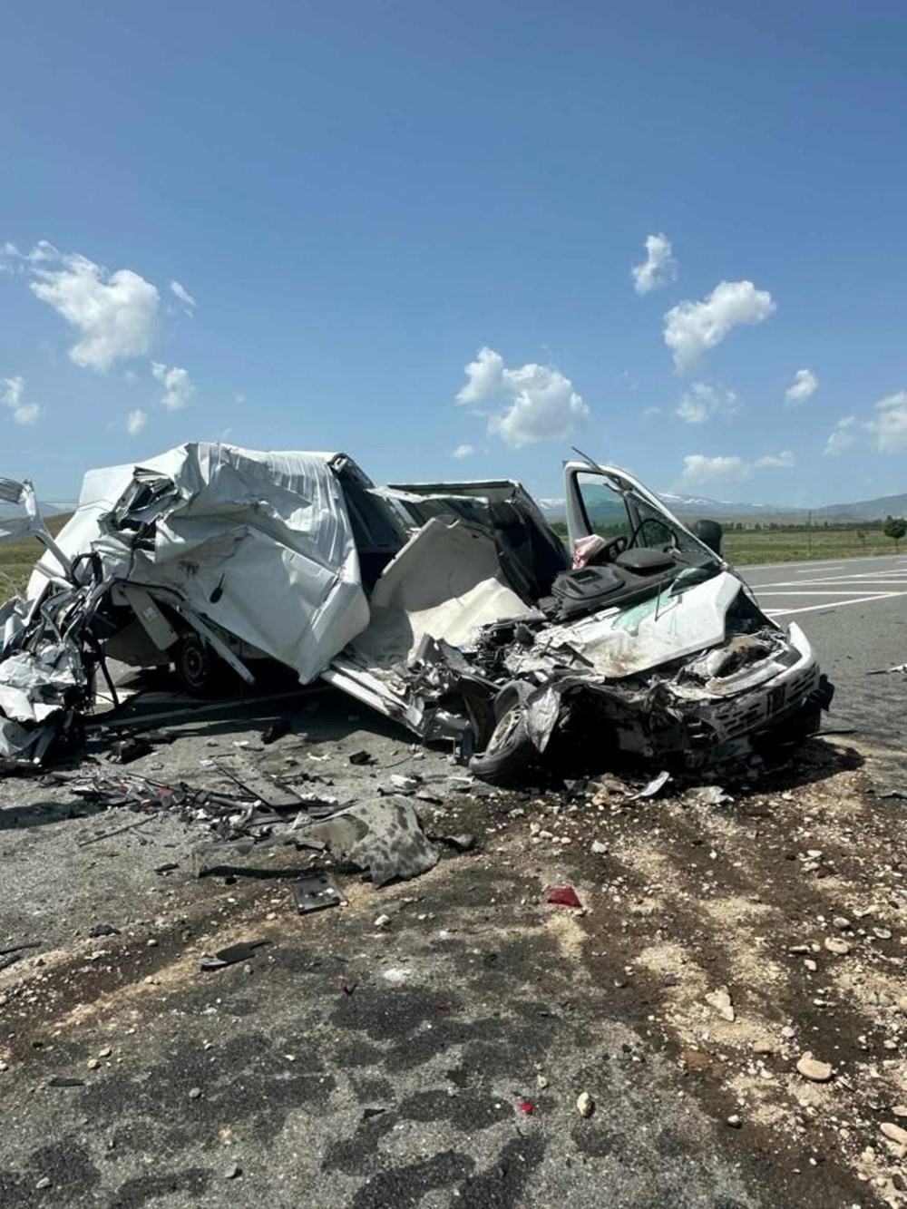 TIR'a çarptı, hurda yığınına döndü: Şoför ağır yaralı 75