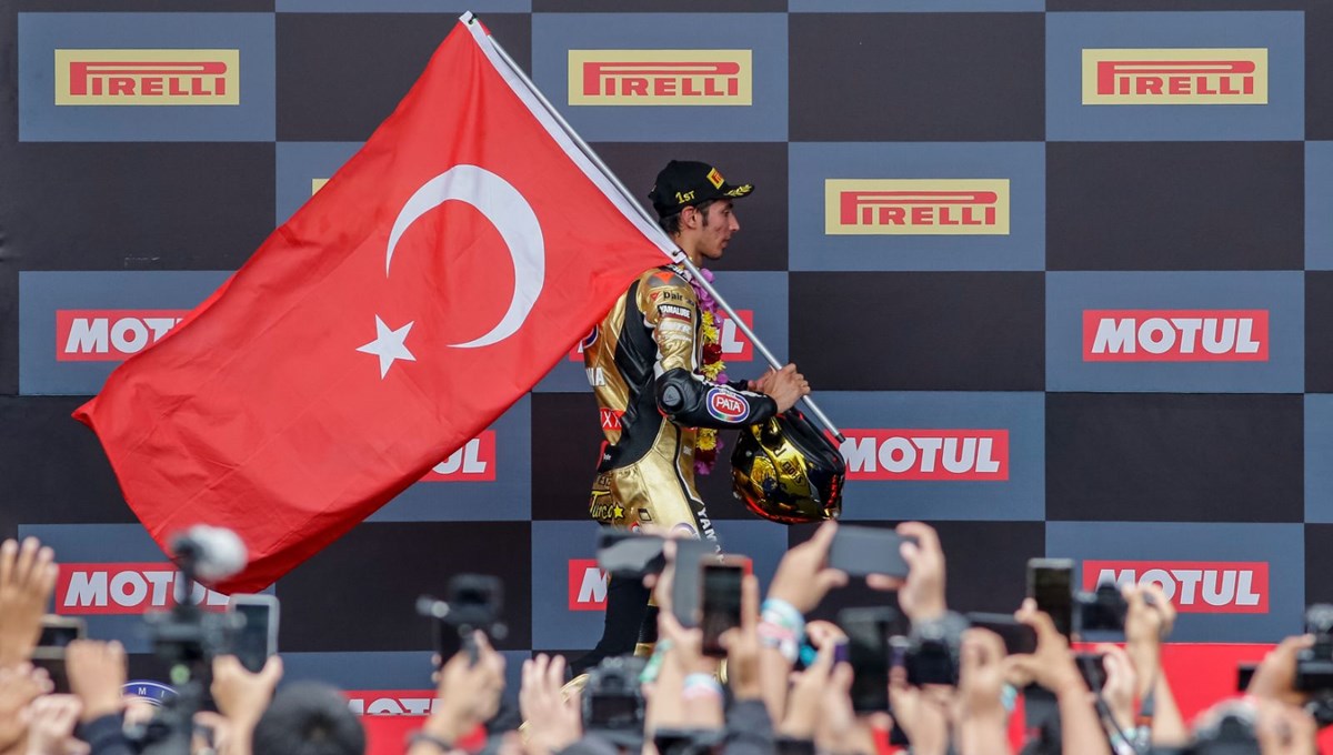 Milli motosikletçi Toprak Razgatlıoğlu, dünya şampiyonu oldu