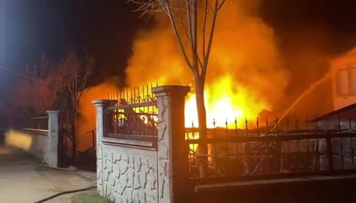 Karabük'te 2 katlı ev kül oldu Karabük'te 2 katlı ev kül oldu