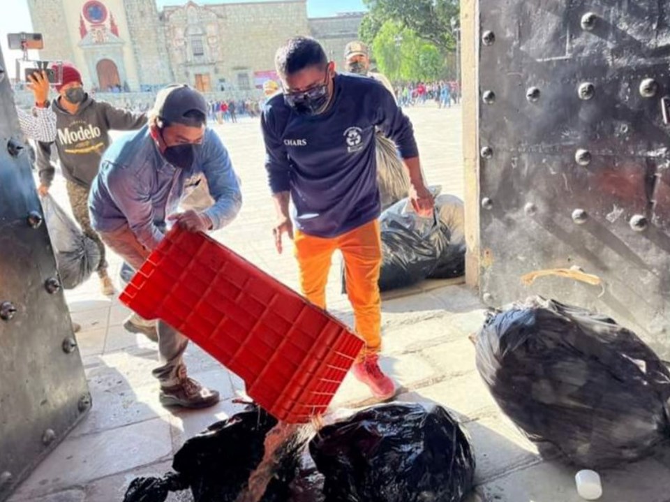 Meksika'da temizlik işçilerinden protesto: Belediye binasını çöple doldurdular - 1