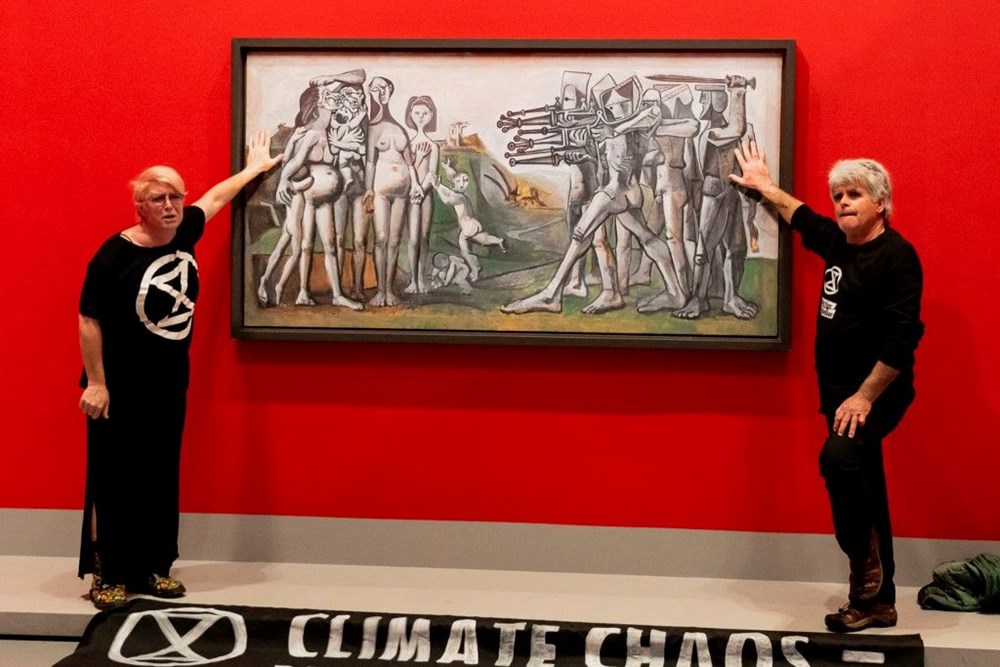 İki iklim aktivisti ellerini Avusturalya'daki Picasso tablosuna yapıştırdı - 3