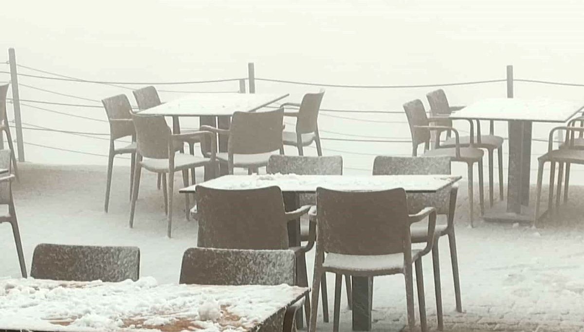 Antalya'ya mevsimin ilk karı düştü Antalya'ya mevsimin ilk karı düştü