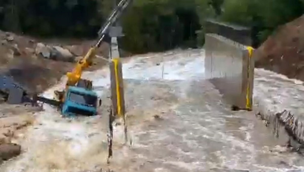 Trakya'da kuvvetli yağış: İş makinesi selin ortasında kaldı