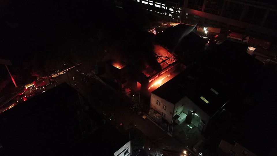 Tuzla'da boya fabrikası alev alev yandı - 1