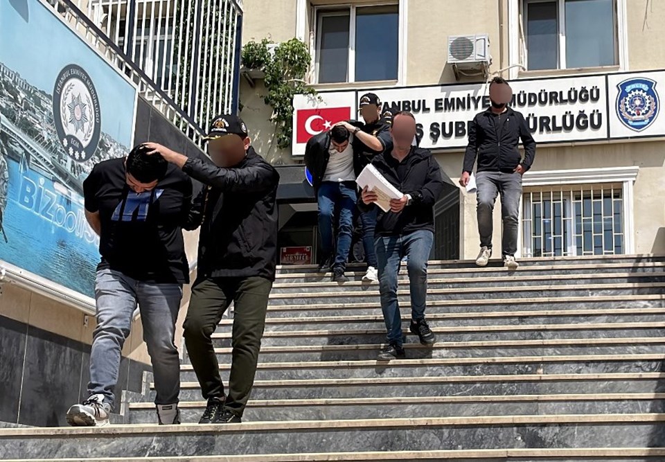 ATM'den para çekerken dikkat! Kaşla göz arasında kartları çalıyorlar - 1