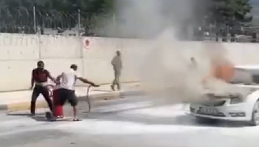 Hatay’da seyir halindeki araç alev aldı