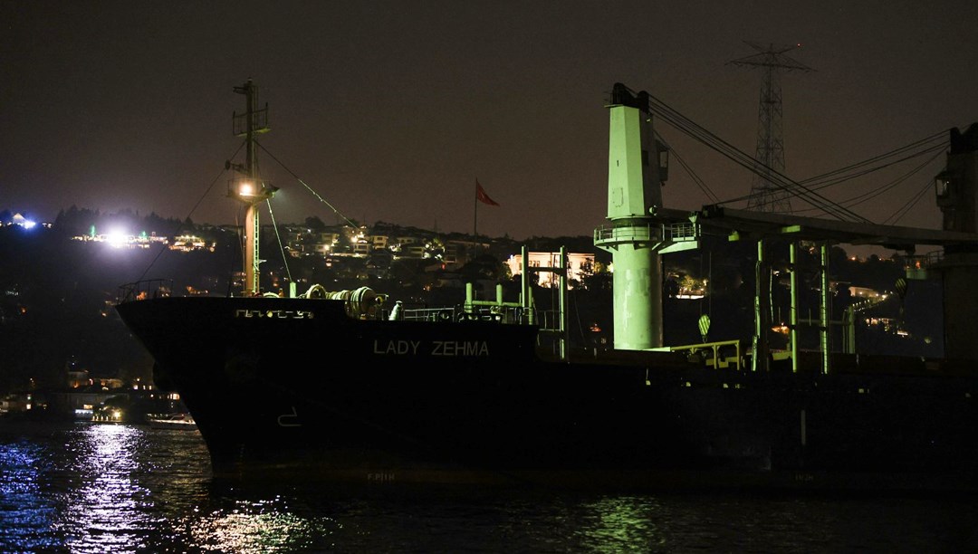 İstanbul Boğazı’nda yük gemisinin sürüklendiği anlar kamerada