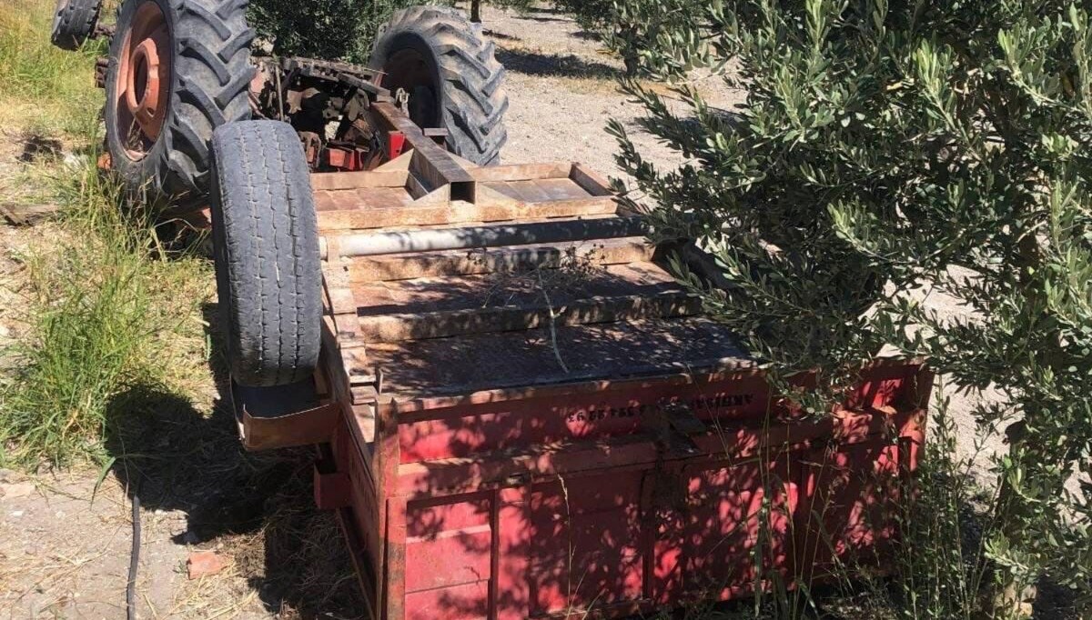 Devrilen traktörün sürücüsü öldü