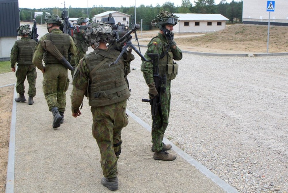 Армия литвы. Американские войска на границе с россией. Войска нато у границ рф. Солдат nato. Учения нато в литве.