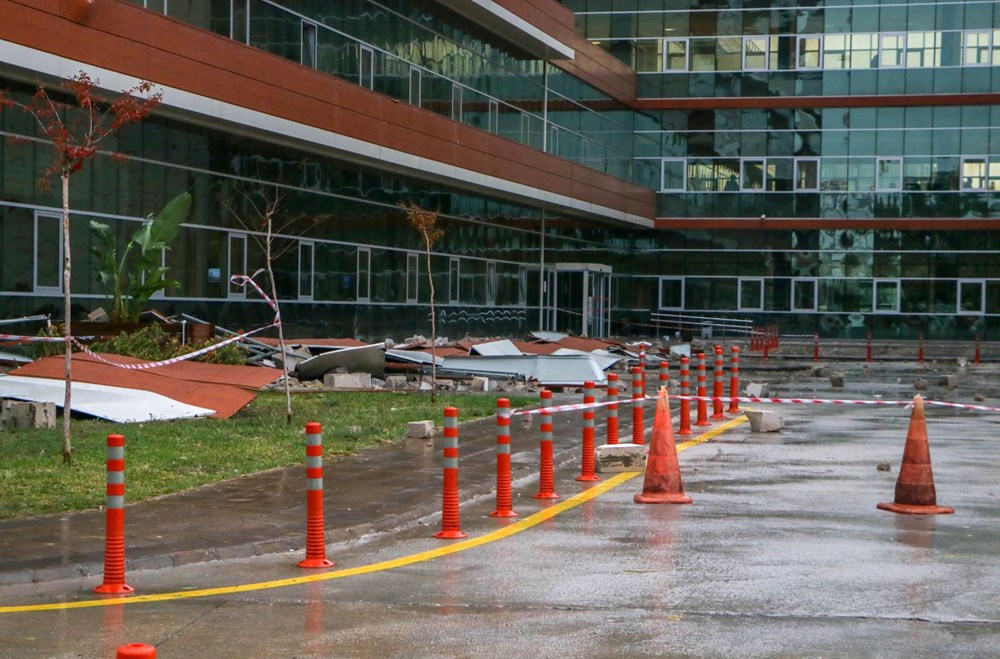 Antalya'yı fırtına vurdu: Dev dalgalar oluştu, ağaçlar devrildi - 12