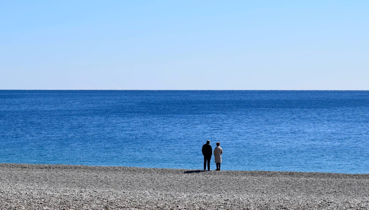 Soğuk hava Antalya'da da hissedildi: Sahiller boş kaldı